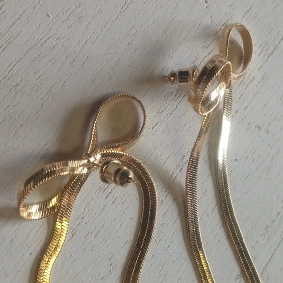 Gold tone bow dangle earrings - Picture 3 of 3